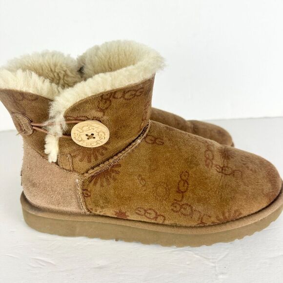 Ugg Mini Bailey Button Boot Womens Size 8 Logo Spellout Brown Monogram - Picture 2 of 11